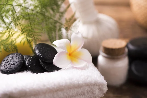Havlu ve plumeria Spa taşlarla