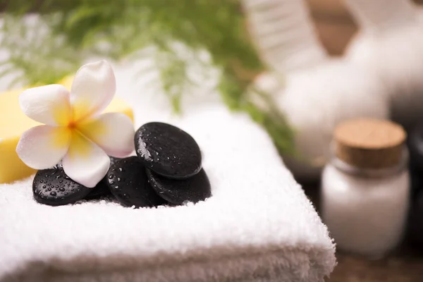 Törölköző és plumeria Spa kövek — Stock Fotó