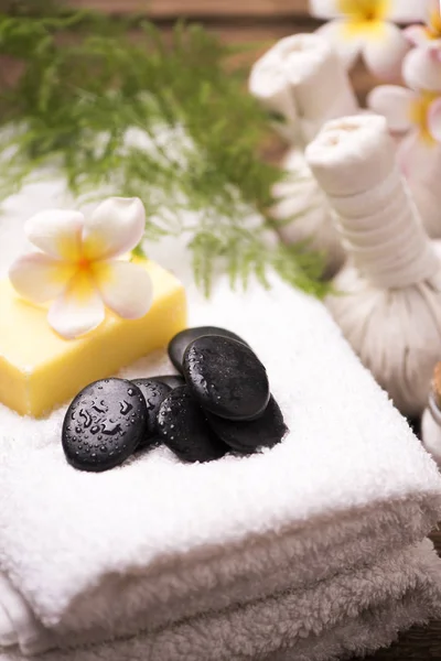 Havlu ve plumeria Spa taşlarla