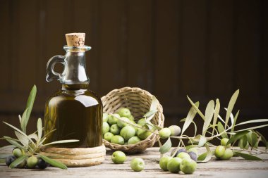 Zeytinyağı ve zeytin ahşap rustik masa üzerinde