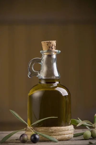 橄榄油和橄榄木制仿古桌上 — 图库照片