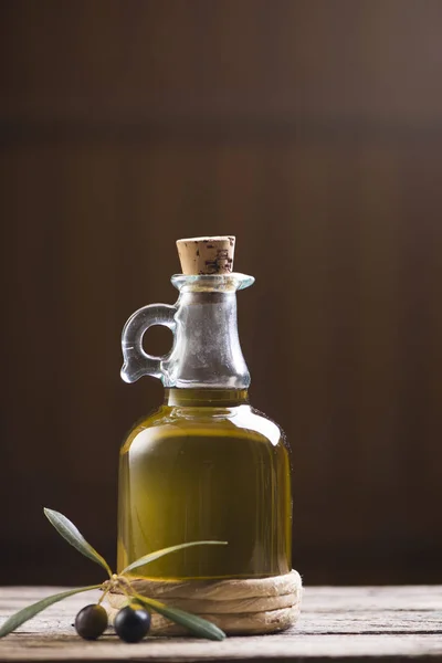 橄榄油和橄榄木制仿古桌上 — 图库照片