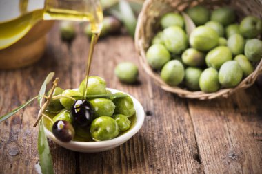 şişe boşalan bakire zeytin yağı bir kapta yakın çekim