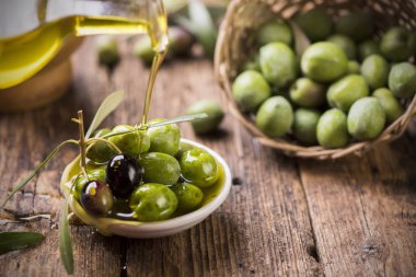 şişe boşalan bakire zeytin yağı bir kapta yakın çekim
