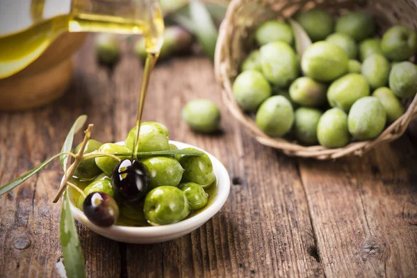şişe boşalan bakire zeytin yağı bir kapta yakın çekim