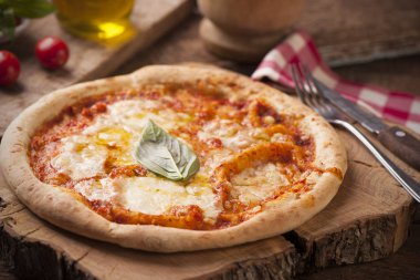 Pizza Margherita ahşap tablo