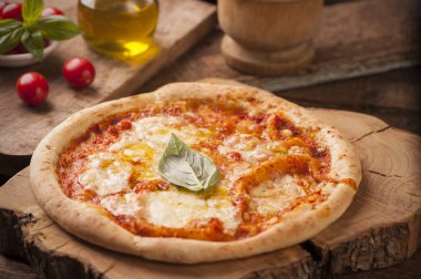 Pizza Margherita ahşap tablo