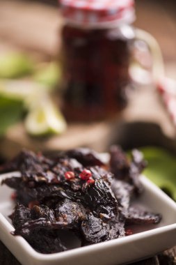 Ahşap arka plan üzerinde kurutulmuş et