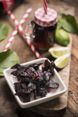 Ahşap arka plan üzerinde kurutulmuş et