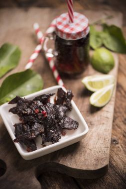 Ahşap arka plan üzerinde kurutulmuş et