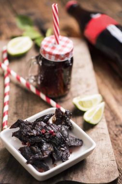 Ahşap arka plan üzerinde kurutulmuş et