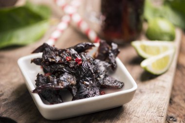 Ahşap arka plan üzerinde kurutulmuş et