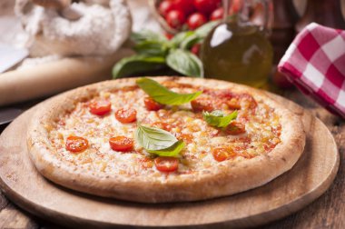 Erimiş altın peynir ile tepesinde domates ile İtalyan pizza ot