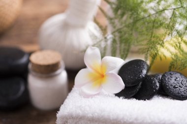 Havlu ve plumeria Spa taşlarla