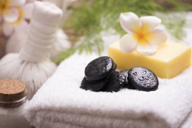 Havlu ve plumeria Spa taşlarla