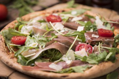İtalyan prosciutto ve rucola pizza.