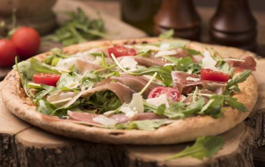 İtalyan prosciutto ve rucola pizza.
