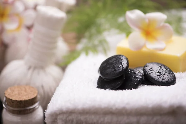 Piedras de spa con toalla y fontanería — Foto de Stock