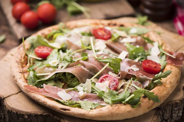 İtalyan prosciutto ve rucola pizza.