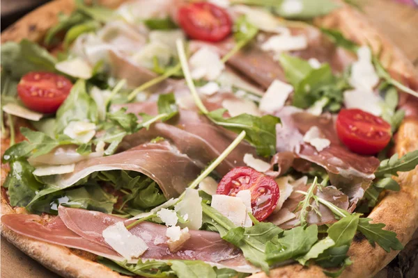 İtalyan prosciutto ve rucola pizza.
