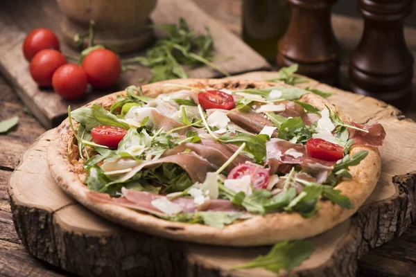 İtalyan prosciutto ve rucola pizza.