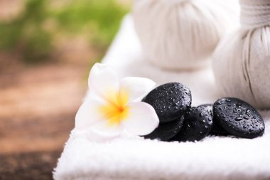 Havlu ve plumeria Spa taşlarla