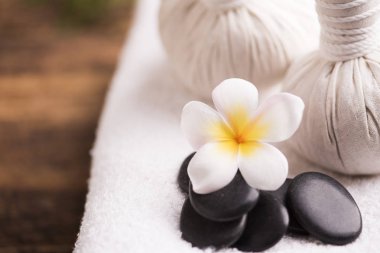 Havlu ve plumeria Spa taşlarla