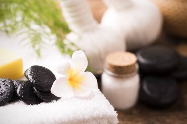 Havlu ve plumeria Spa taşlarla