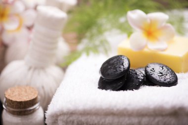 Havlu ve plumeria Spa taşlarla