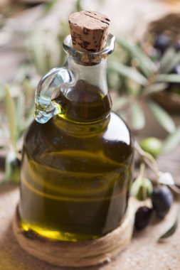 Zeytinyağı ve zeytin ahşap rustik masa üzerinde