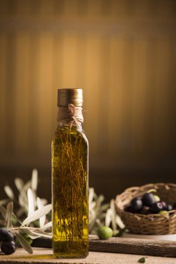 Zeytinyağı ve zeytin ahşap rustik masa üzerinde