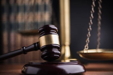 Hukuk ölçekler ve tahta tokmak