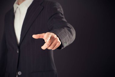 Siyah arka plan üzerine boş alanı gösteren işadamı ele 