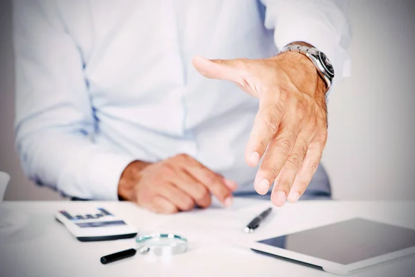 Un hombre de negocios está extendiendo su mano para un apretón de manos — Foto de Stock