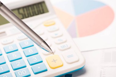 Mali tablolar. İş grafiği. Kalem üzerinde odaklanmak.