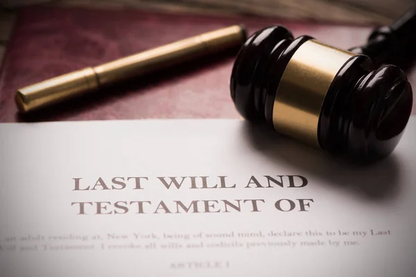 Last Will And Testament Document On Des — Stock Photo, Image