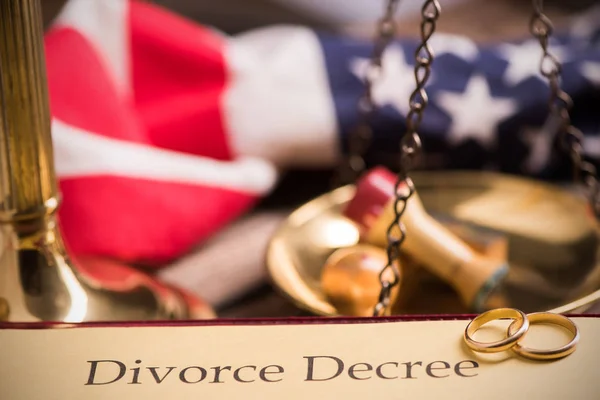 Decreto de divorcio y martillo sobre una mesa . —  Fotos de Stock