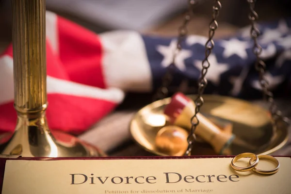 Decreto de divorcio y martillo sobre una mesa . —  Fotos de Stock