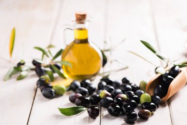 zeytin ve zeytinyağı bir şişe
