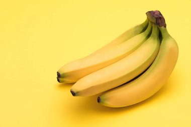 Sarı arka planda muzlar