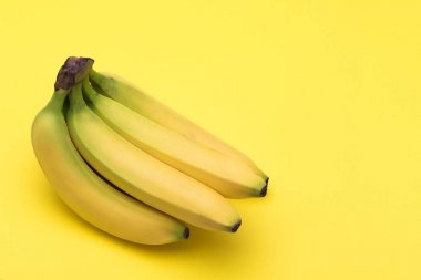 Sarı arka planda muzlar