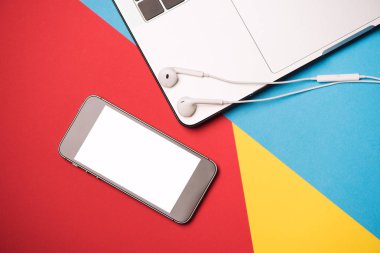 Renkli kağıt üstünde hareket eden