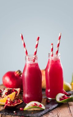 Nar İçecek ahşap arka plan üzerinde. Seçici odak.