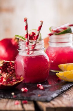 Nar İçecek ahşap arka plan üzerinde. Seçici odak.