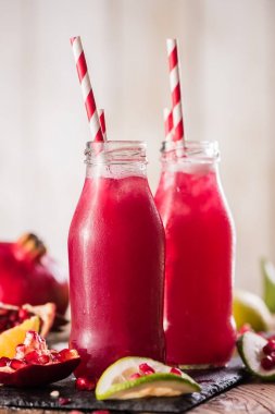 Nar İçecek ahşap arka plan üzerinde. Seçici odak.