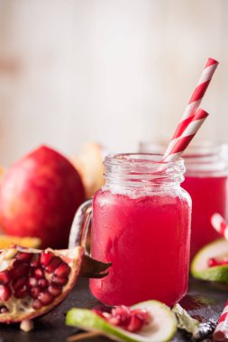 Nar İçecek ahşap arka plan üzerinde. Seçici odak.