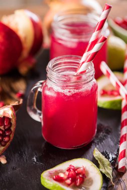 Nar İçecek ahşap arka plan üzerinde. Seçici odak.