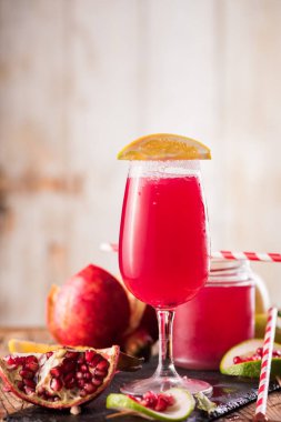 Nar İçecek ahşap arka plan üzerinde. Seçici odak.