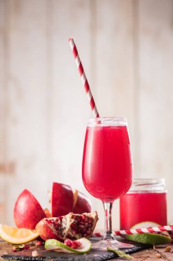 Nar İçecek ahşap arka plan üzerinde. Seçici odak.