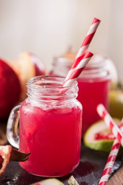 Nar İçecek ahşap arka plan üzerinde. Seçici odak.